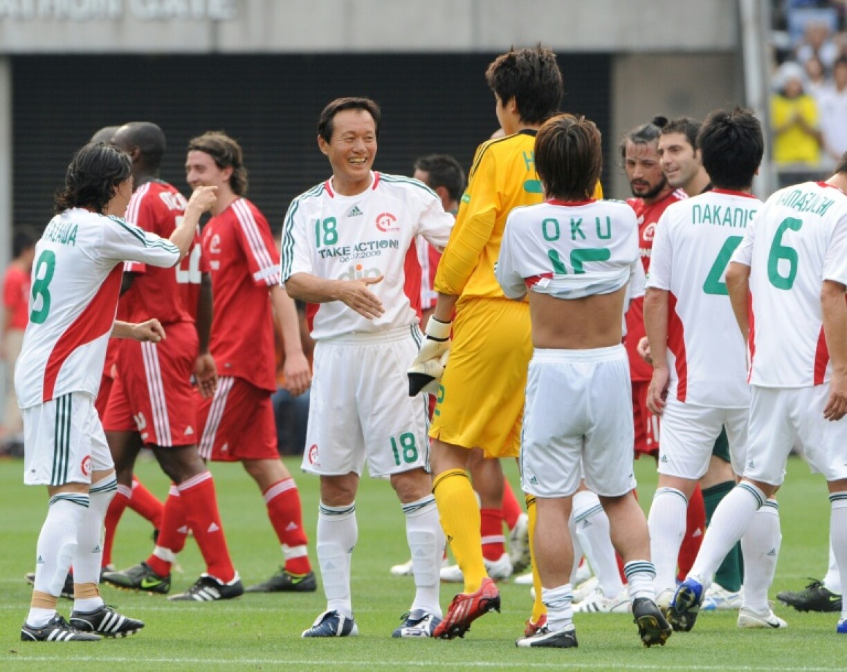 Kunishige Kamamoto (C, #18), in a friendly following his retirement