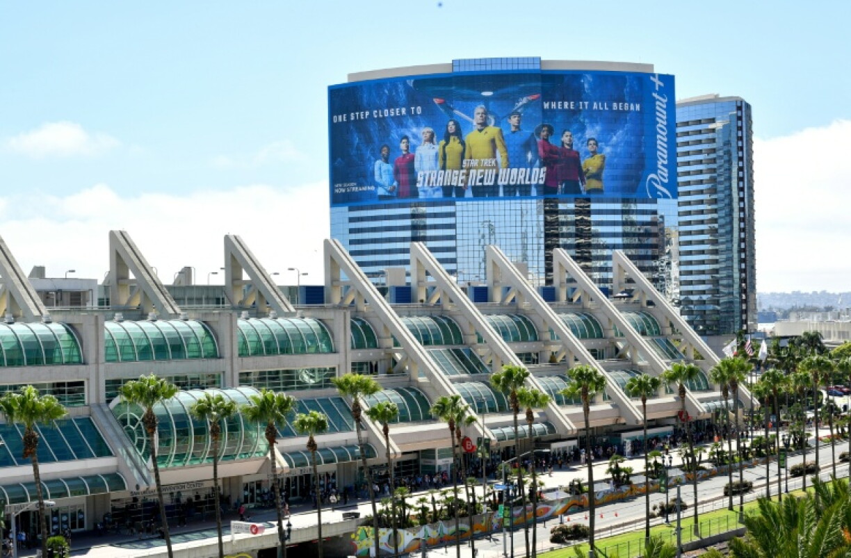 Le centre de convention accueillant Comic-Con, enveloppé par une publicité pour la série