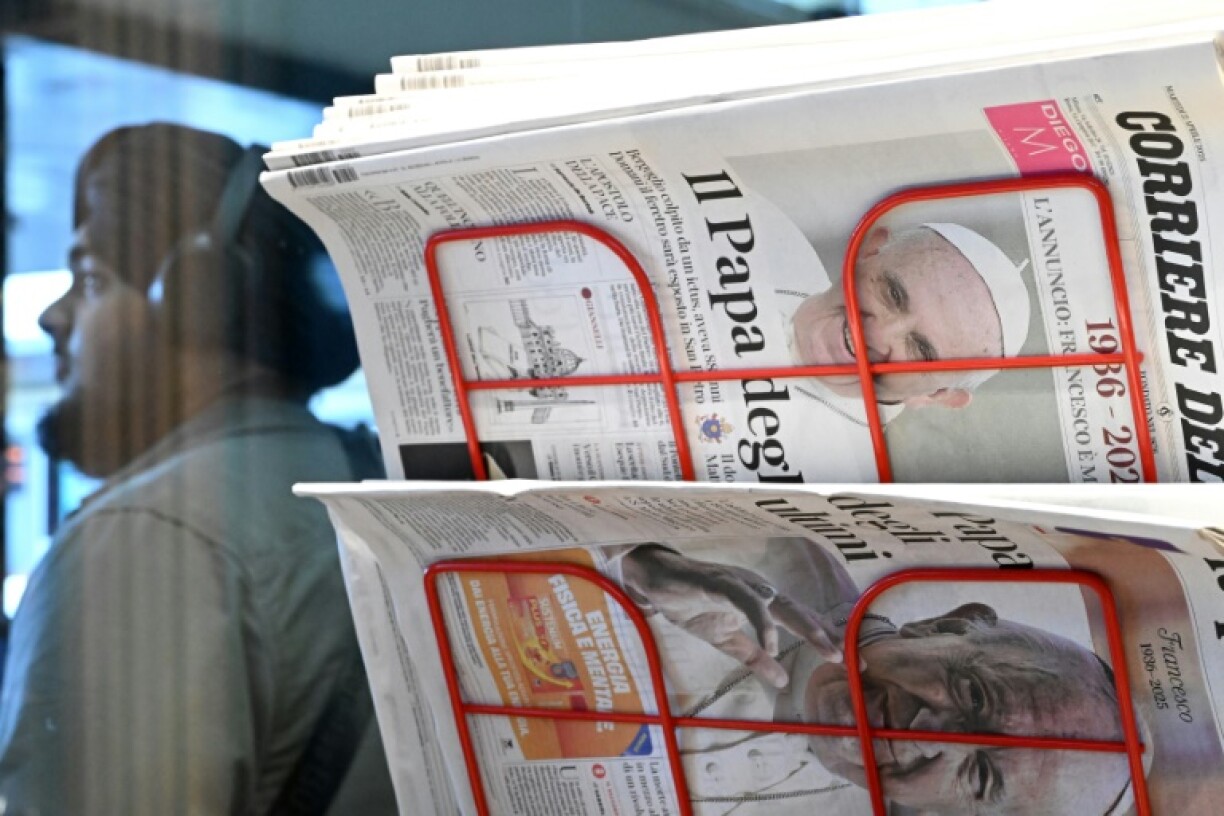 Des journaux italiens du 22 avril 2025 consacrent leur une à la mort du pape François