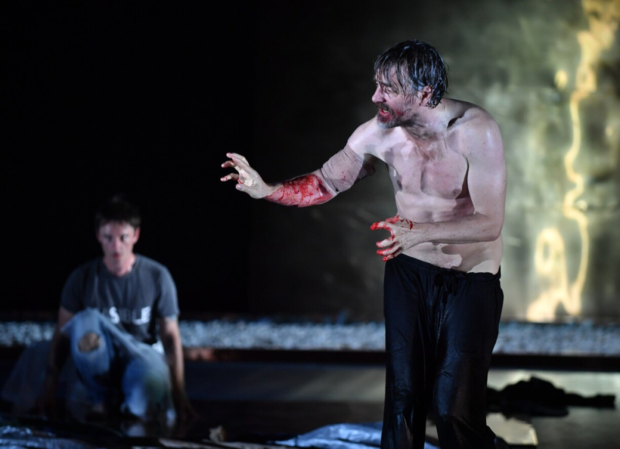 De Jens Harzer als Caliban am Shakespeare-Stéck