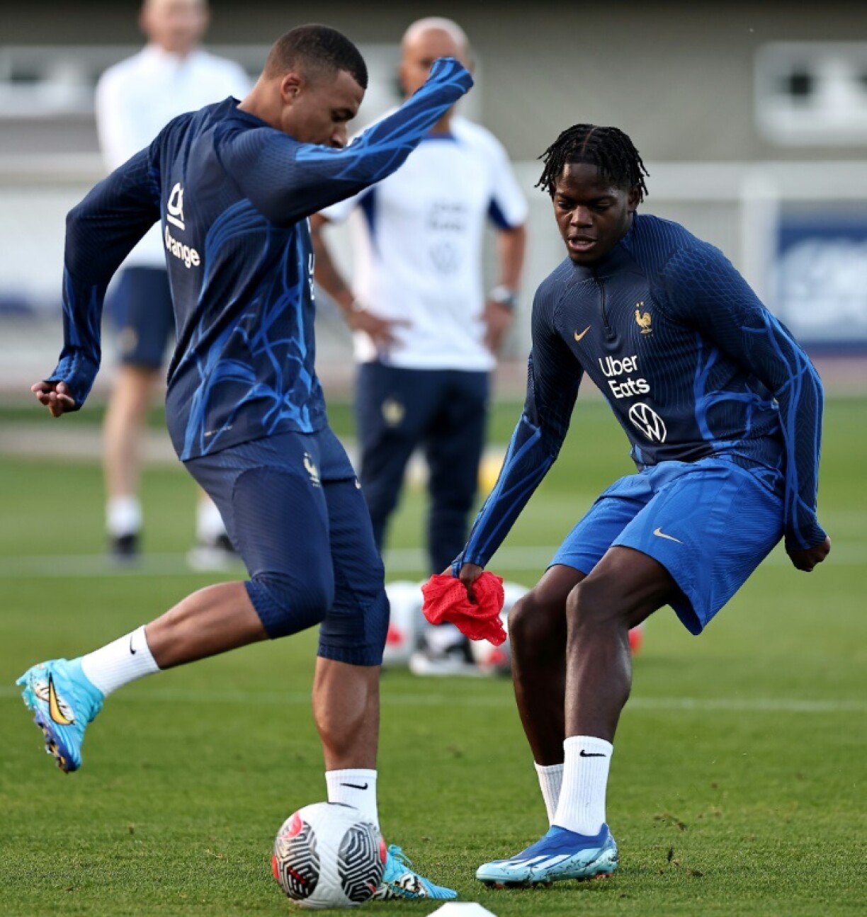 Kylian Mbappé marqué par le défenseur Castello Lukeba lors d'un entraînement des Bleus à Clairefontaine, le 10 octobre 2023