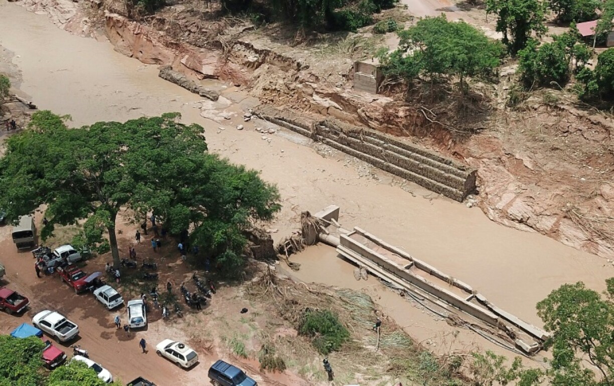 Vue aérienne d'un pont emporté après la crue du fleuve Pirai à El Torno, dans le département de Santa Cruz, en Bolivie, le 14 décembre 2025