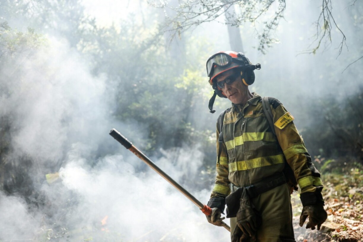 Un pompier s'efforce d'éteindre un incendie de forêt à San Juan de la Peña et Monte Oroel, dans la province d'Aragon, au nord-est de l'Espagne, le 17 août 2026