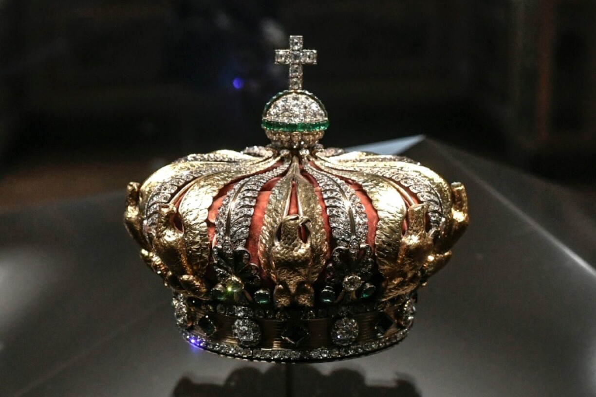 The diamond and emerald crown of the Empress Eugenie was recovered near the Louvre after the raid