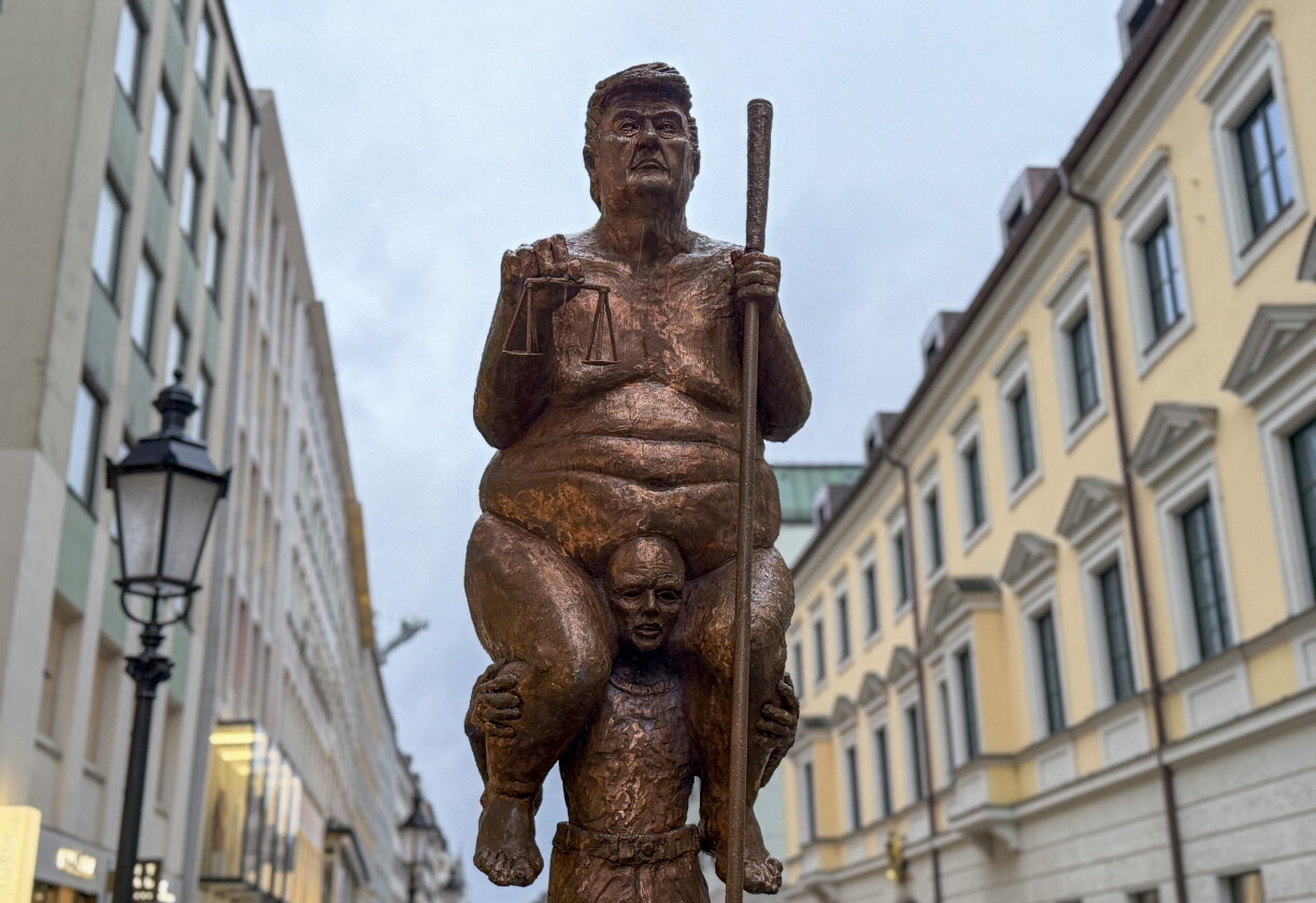 Déi gëlle Statu vum Donald Trump, iwwersat "orange Plo" genannt, war och schonn zu München ze gesinn.