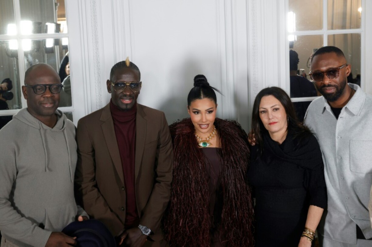 (G à D): l'ancien footballeur Lilian Thuram, le joueur Mamadou Sakho, sa femme Majda Sakho, l'actrice Karole Rocher et l'humoriste Thomas Ngijol, lors de la présentation de la collection Imane Ayissi pour le défilé haute couture à Paris, le 22 janvier 2024