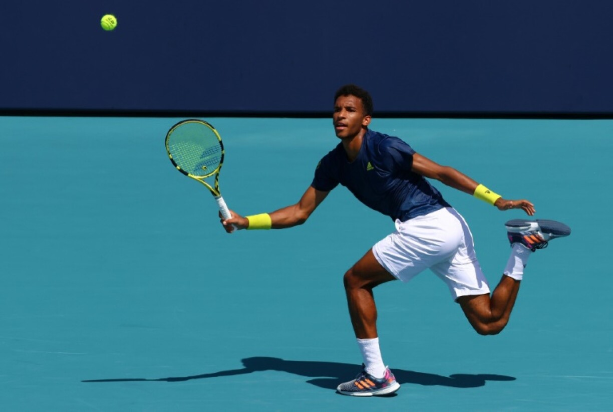 Le Canadien Felix Auger-Aliassime renvoie la balle lors de son match du troisième tour du simple masculin contre l'Américain John Isner, lors du Miami Open 2021, le 28 mars en Floride