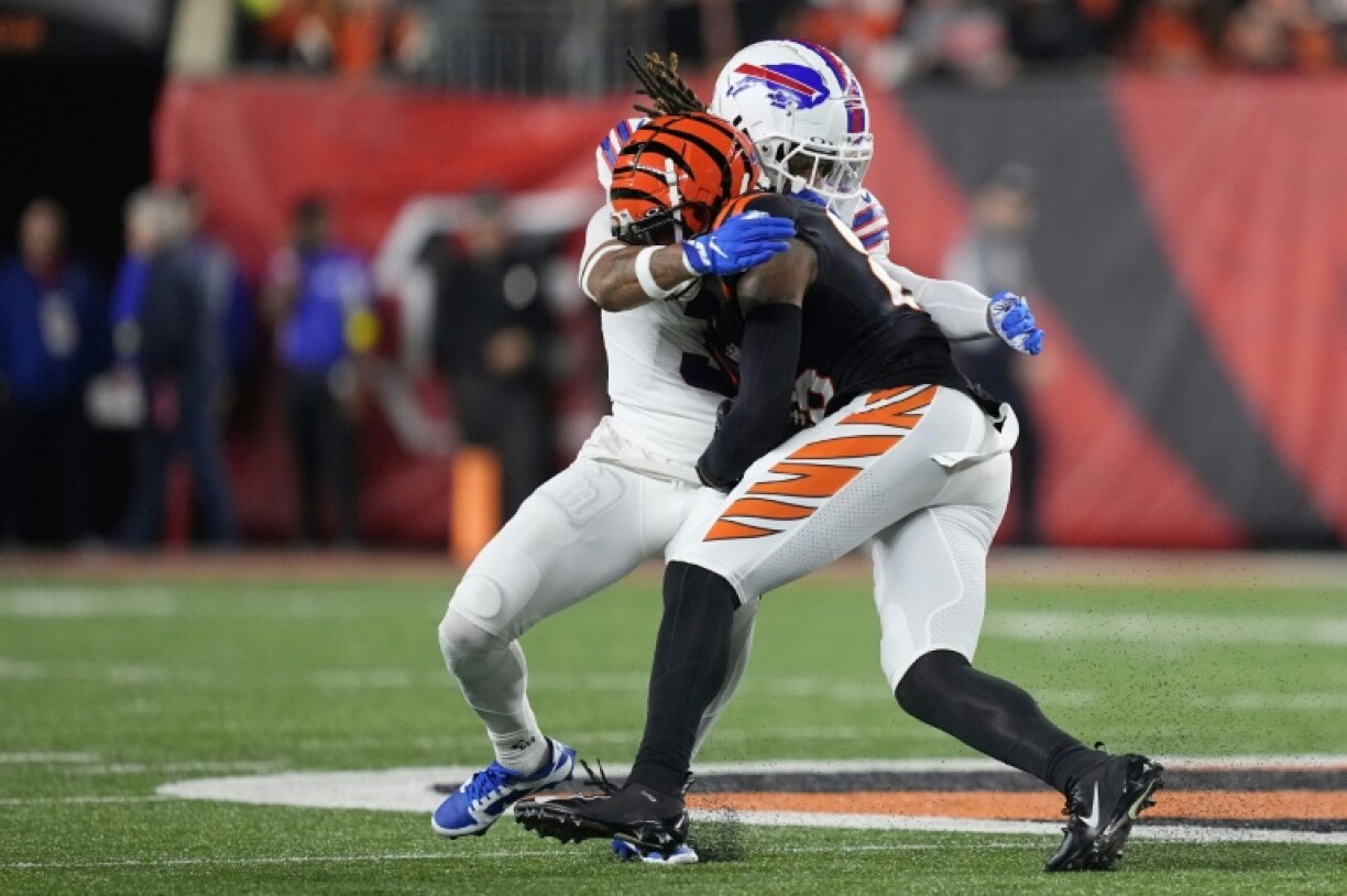 L'image du choc entre Damar Hamlin (Buffalo Bills) et Tee Higgins (Cincinnati Bengals) lors du match de NLF entre les deux équipes, le 2 janvier 2023 à Cincinnati