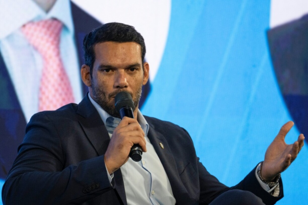 Samir Xaud, president of the Brazilian Football Federation said he personally opposed the red jerseys, but not on political grounds