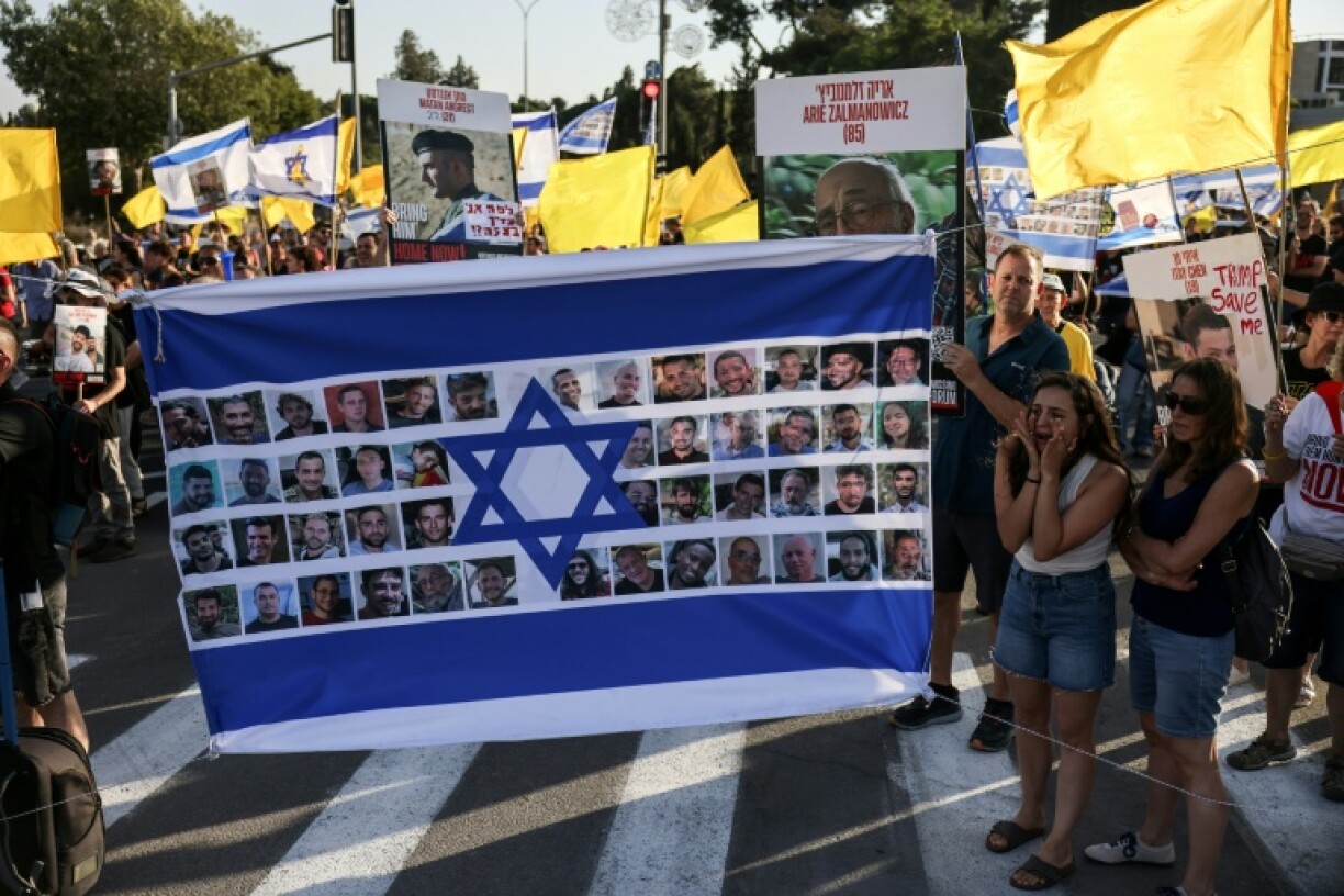 Des manifestants antigouvernementaux réclament un accord qui permettrait la libération des otages israéliens retenus à Gaza, devant le bureau du Premier ministre israélien Benjamin Netanyahu, à Jérusalem le 7 août 2025