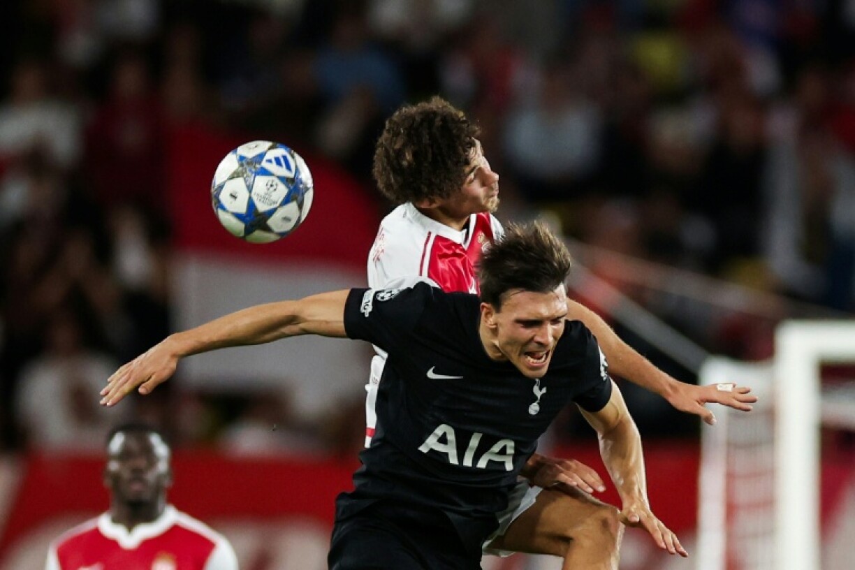 Le Monégasque Maghnes Akliouche (en haut) et Joao Palhinha de Tottenham lors du match nul 0-0 en Ligue des champions, le 22 octobre 2025 à Monaco
