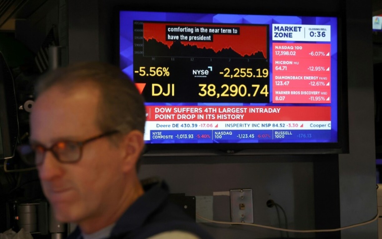 La Bourse de New York, avec un écran montrant des indices et valeurs, le 4 avril 2025