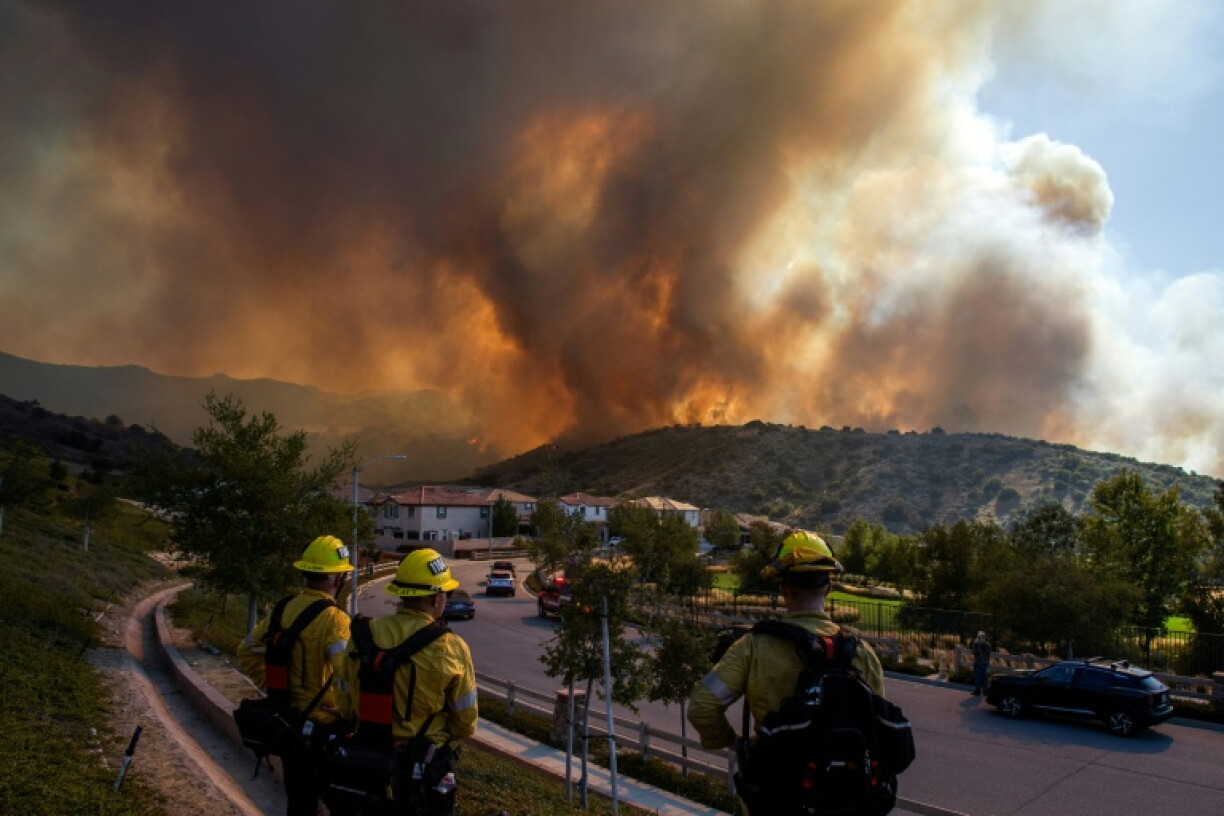 Des pompiers surveillent le "Sandy Fire", dans les collines de Simi Valley, près de Los Angeles, le 18 mai 2026