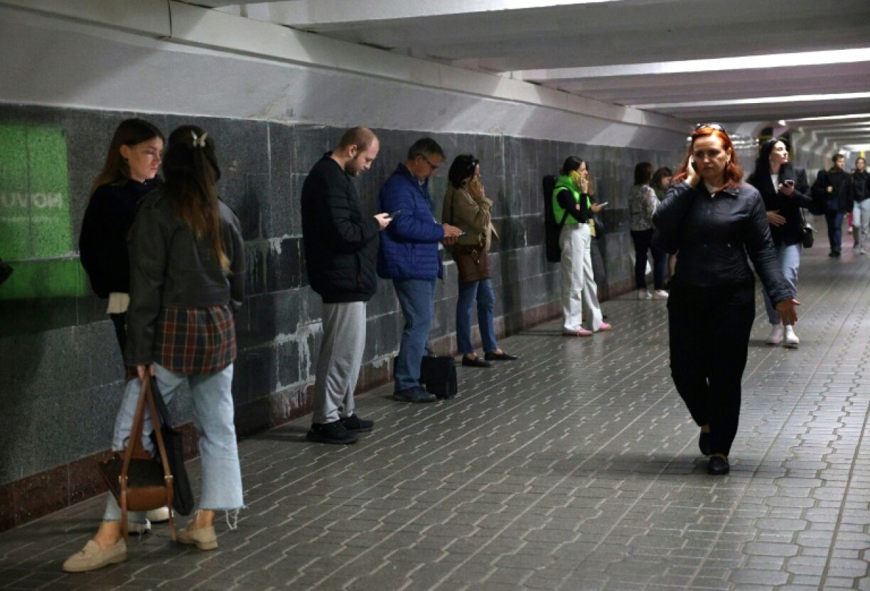 Les habitants de Kiev se réfugient dans un couloir du métro pendant une alerte aérienne, le 1er octobre 2024