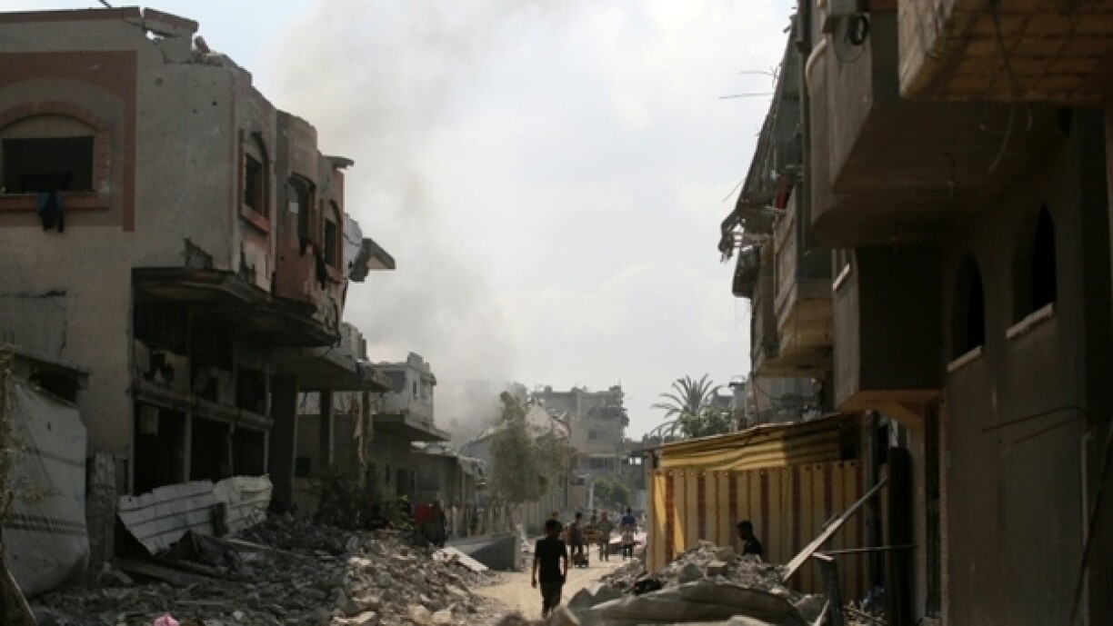 De la fumée s'élève après une frappe israélienne sur le quartier Abou Iskandar du nord de Gaza-ville, pilonnée par l'armée israélienne en vue d'une offensive annoncée au sol, le 22 août 2025