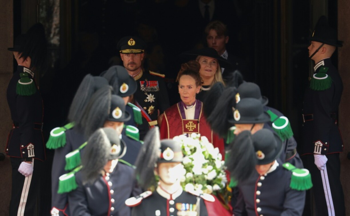 Le roi Haakon VIII (à l'arrière, à gauche) et la reine Mette-Marit suivent le cercueil du défunt roi Harald V de Norvège après la cérémonie funéraire, alors qu'il est conduit de la cathédrale d'Oslo au château d’Akershus, le 9 septembre 2026