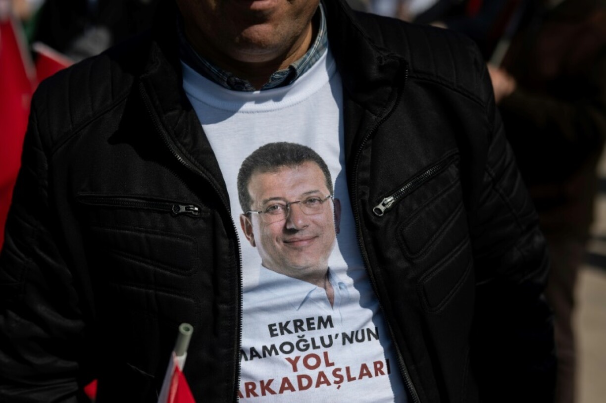 Un manifestant porte un t-shirt à l'effigie du maire d'Istanbul, Ekrem Imanoglu, lors d'un rassemblement à l'appel du principal parti d'opposition, le 29 mars 2025 à Maltepe, dans les environs d'Istanbul, en Turquie