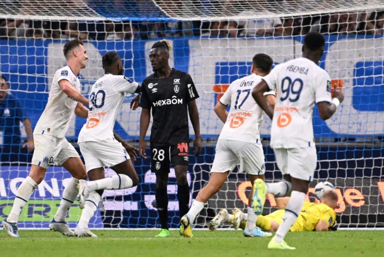 Le défenseur portugais Nuno Tavares (2e g) marque le 2e but pour Marseille face à Reims, en clôture de la 1ère journée de Ligue 1, le 7 août 2022 au Stade Vélodrome