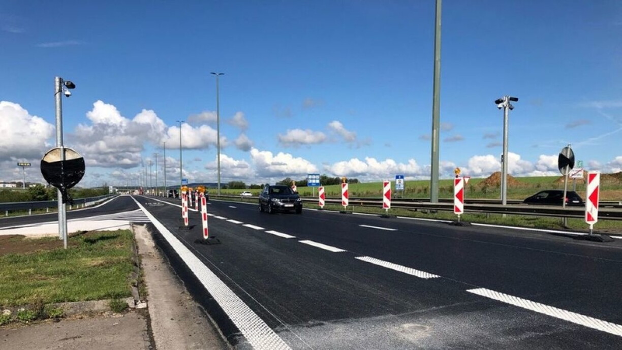 La voie de covoiturage créée sur l'E411 en Belgique est ouverte aux véhicules transportant au moins trois personnes.
