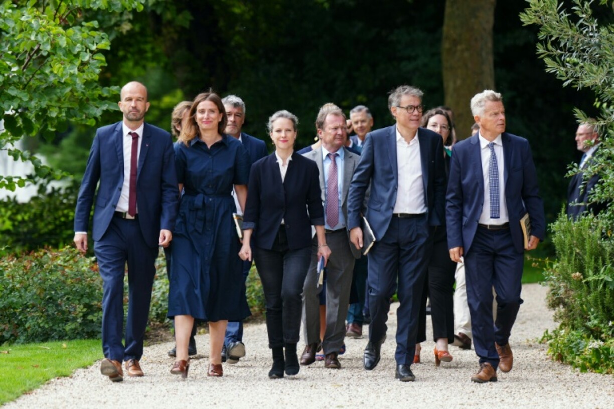 Les dirigeants du Nouveau Front populaire, avec leur candidate pour Matignon Lucie Castets (C), arrivent le 23 août 2024 à l'Elysée à Paris