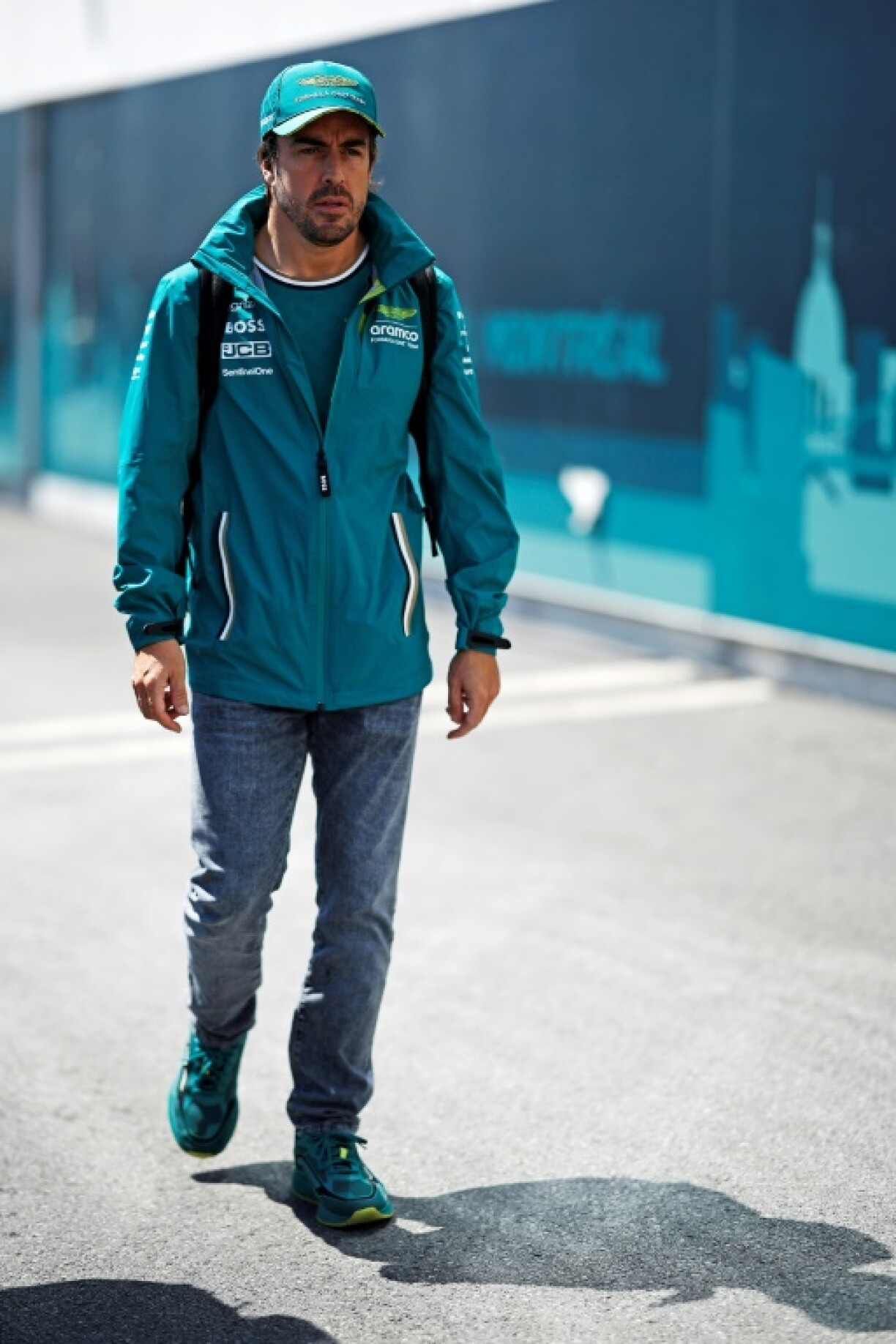 Le pilote d'Aston Martin, l'Espagnol Fernando Alonso, en rute vers le paddock pour la séance d'essais du GP du Canada de F1 sir le circuit Gille-Villeneuve le 7 juin 2024 à Montréal
