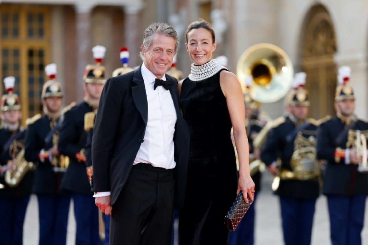 Hugh Grant et son épouse, la productrice suédoise Anna Elisabet Eberstein, lors du banquet d'État au château de Versailles, le 20 septembre 2023