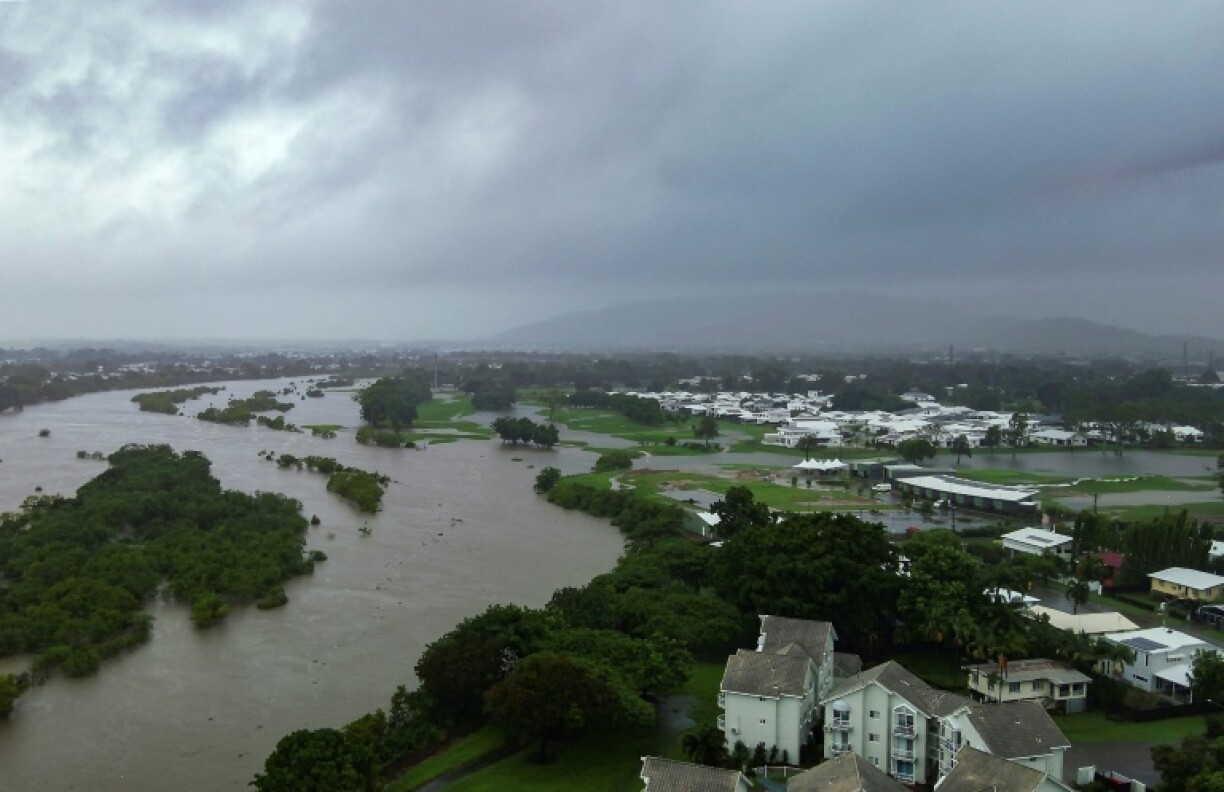 Floods force many to evacuate from Townsville in northeastern Australia