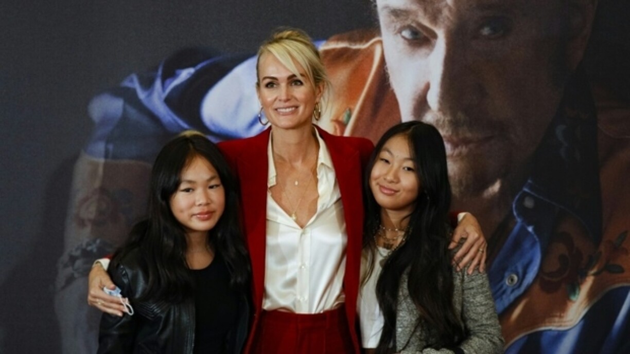 Laeticia Hallyday en compagnie de ses filles Jade et Joylors de la première de