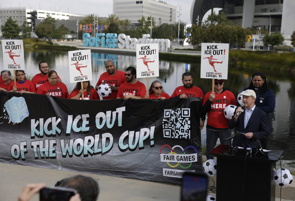 Den demokratesche Politiker Tom Steyer protestéiert zesumme mat de Mataarbechter vum SoFi Stadium géint méiglech ICE-Asätz bei der Futtball WM.