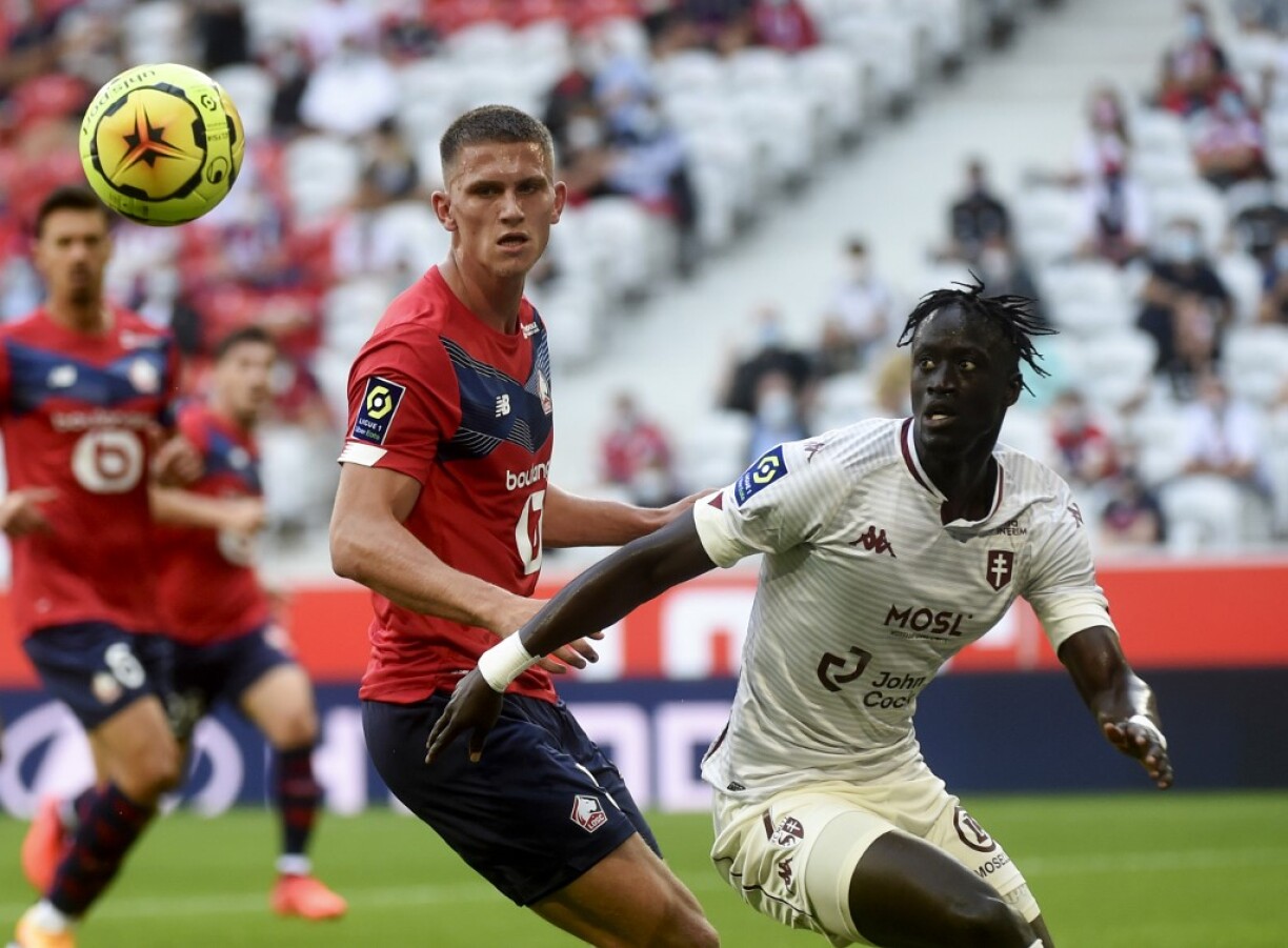Ibrahima Niane et Sven Botman lors du match Lille-Metz le 13 septembre.