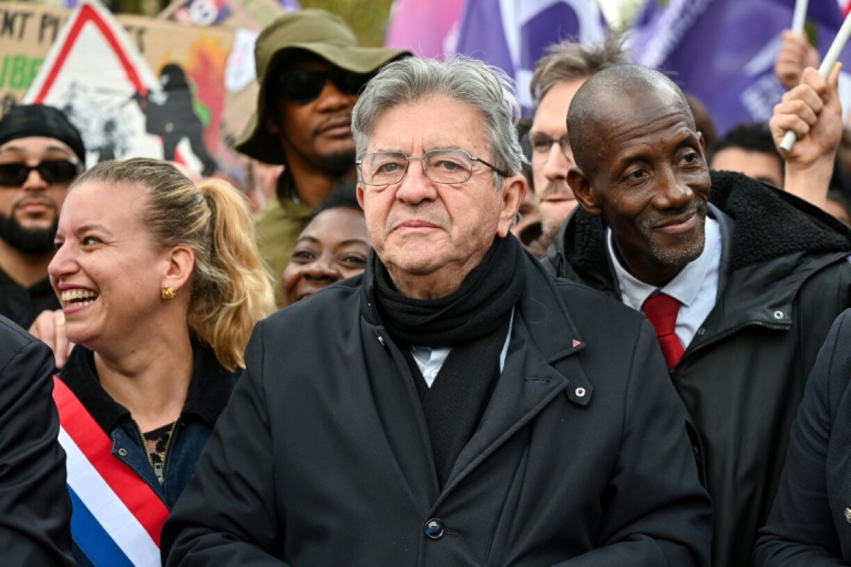 (g-d) Mathilde Panot, présidente du groupe parlementaire La France Insoumise - Nouveau Front Populaire, Jean-Luc Mélenchon, candidat de LFI à la présidentielle et Bally Bagayoko, maire LFI de Saint-Denis, participent à une manifestation contre la vie chère, le 17 octobre 2026 à Paris