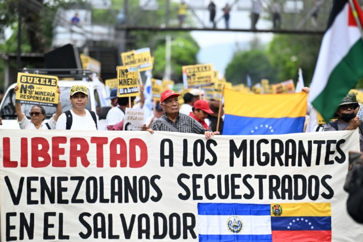 Salvadoran demonstrators demand the release of imprisoned Venezuelan migrants