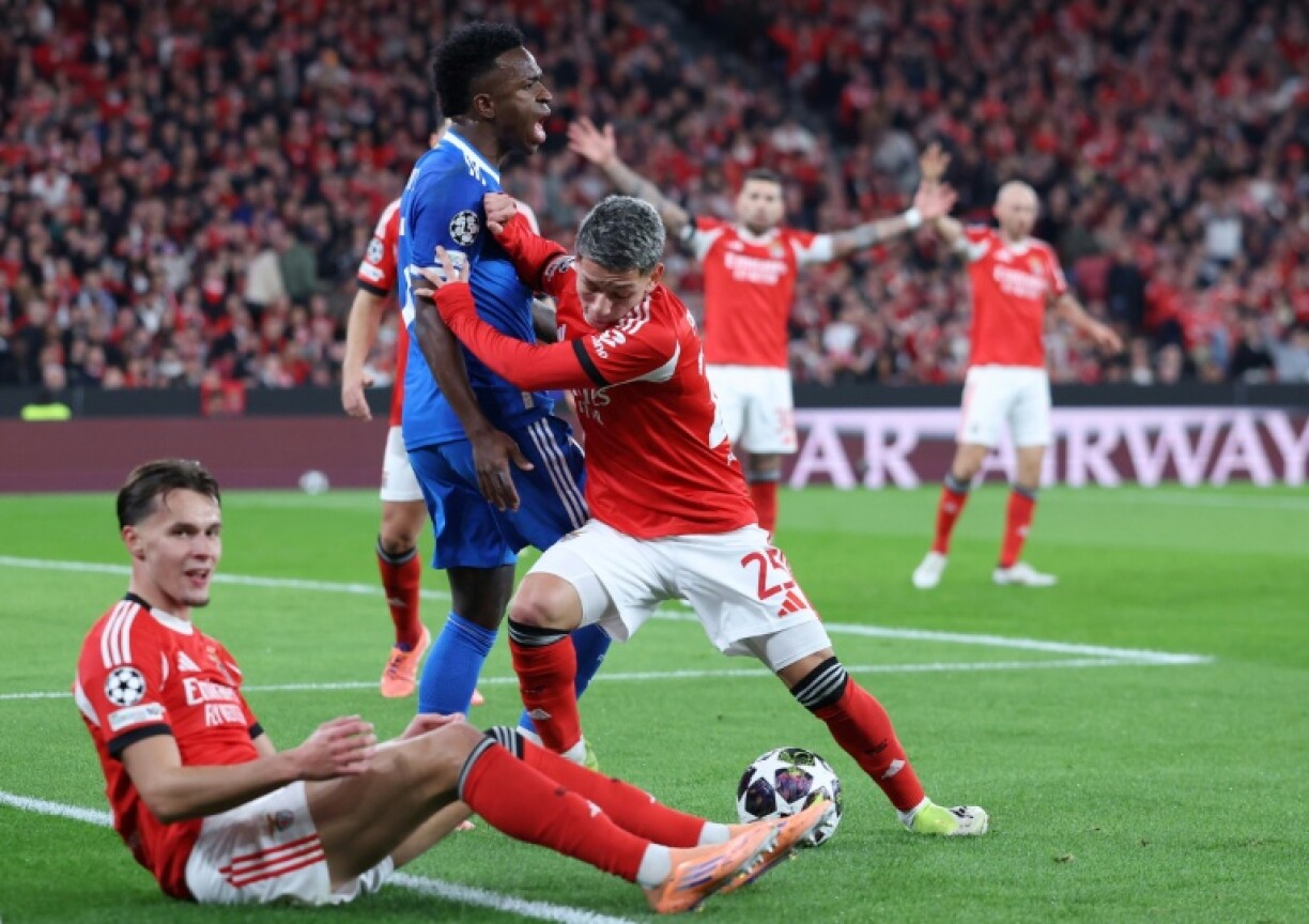 Le défenseur du Benfica Gianluca Prestianni et l'attaquant du Real Madrid Vinicius Junior à la lutte le 17 février 2026 à Lisbonne en barrage aller de C1