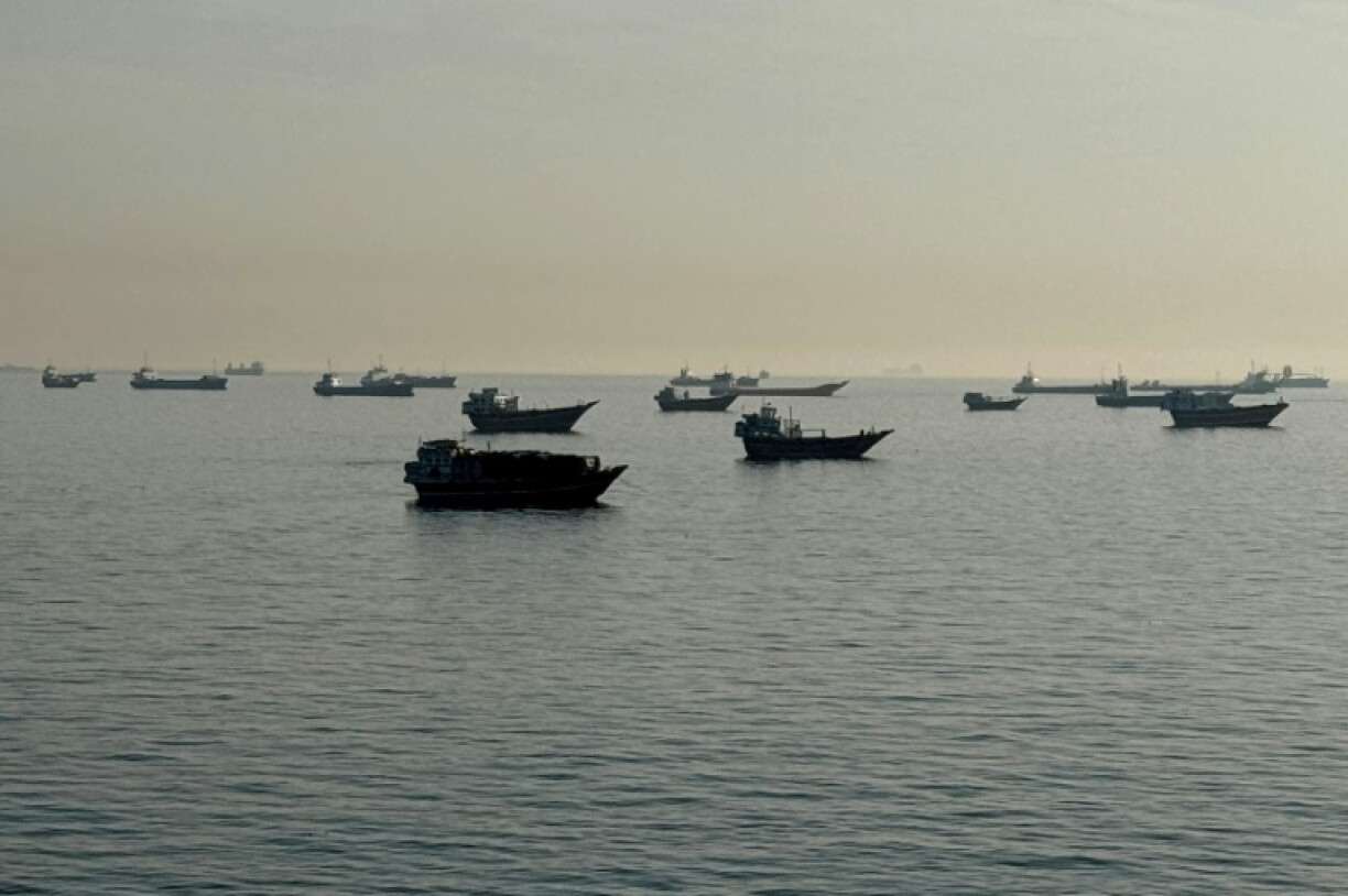 Des navires dans le détroit d’Ormuz, au large de la ville portuaire de Khasab, au nord d’Oman, le 17 mai 2026