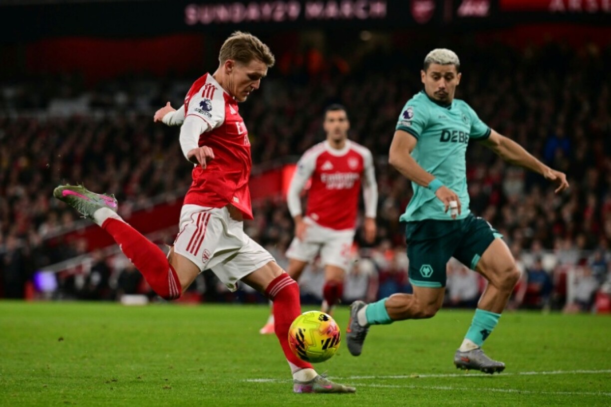 Le milieu norvégien d'Arsenal Martin Odegaard (G) lors de la victoire 2-1 contre Wolverhampton, le 13 décembre 2025 à l'Emirates Stadium