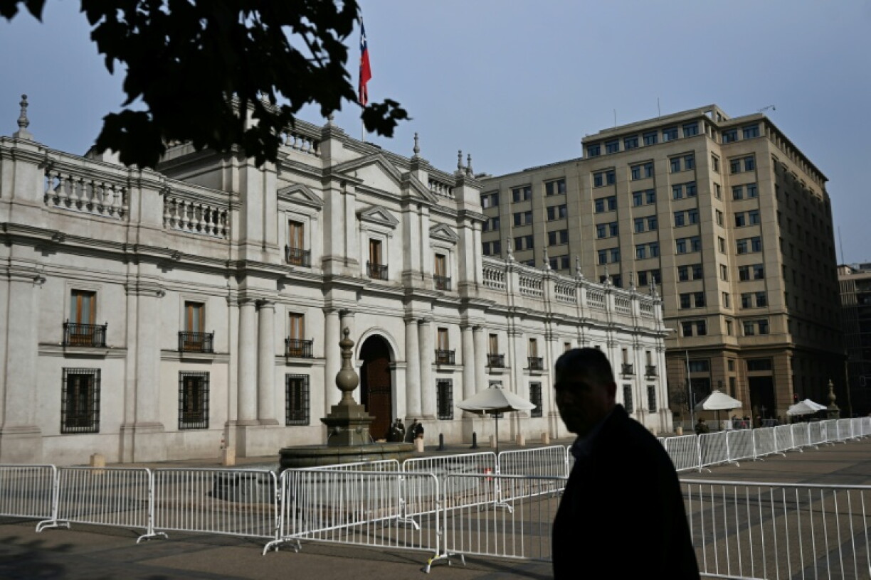 Un homme passe devant le palais de La Moneda, siège de la présidence du Chili, à Santiago, le 17 juin 2026