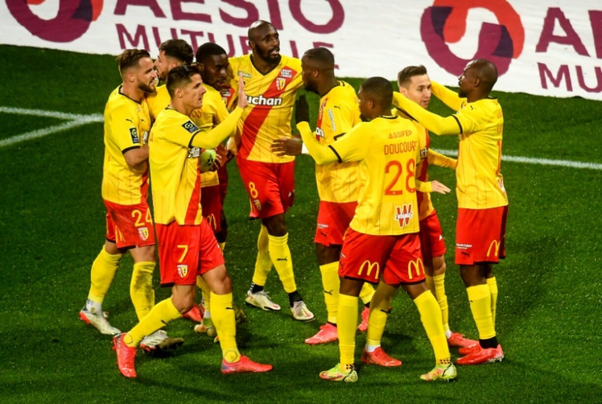 La joie du milieu de terrain lensoi, Gaël Kakuta (d), après avoir ouvert le score à domicile contre Angers, en ouverture de la 15e journée de Ligue 1, le 26 novembre 2021 au Stade Félix Bollaert-Delélis