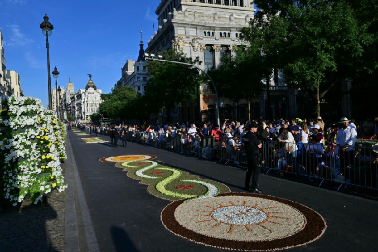 Des tapis de pétales de fleurs dans une rue de Madrid avant la messe célébrée par le pape le 7 juin 2026