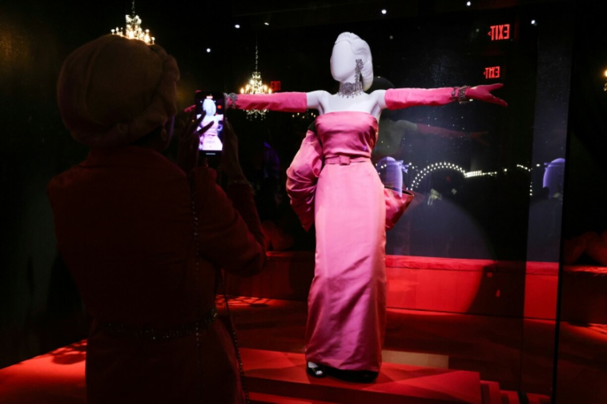 Des invités photographient les robes emblématiques de Marilyn Monroe lors de l'avant-première de l'exposition