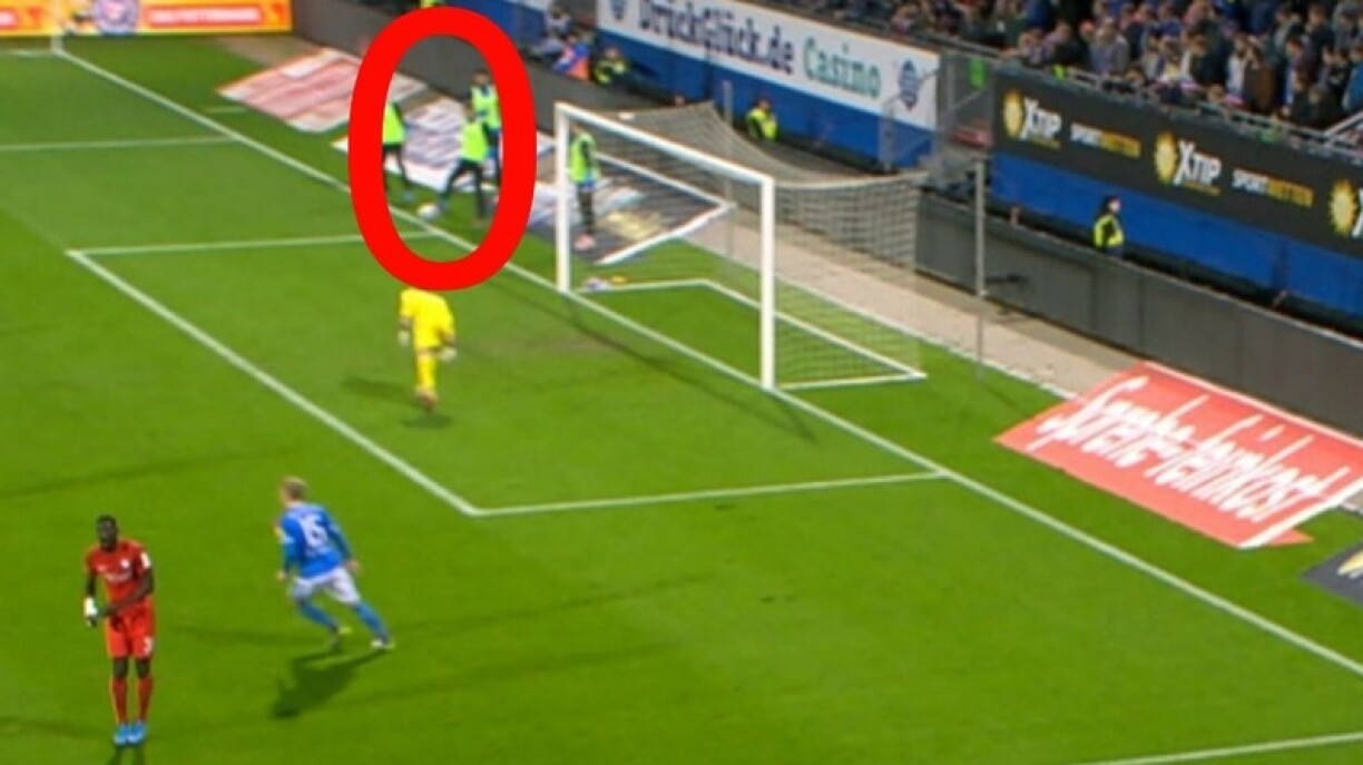 De Michael Eberwein stoppt de Ball, nach éier en hannert der Linn war... Resultat: Eelefmeter an eng giel Kaart.