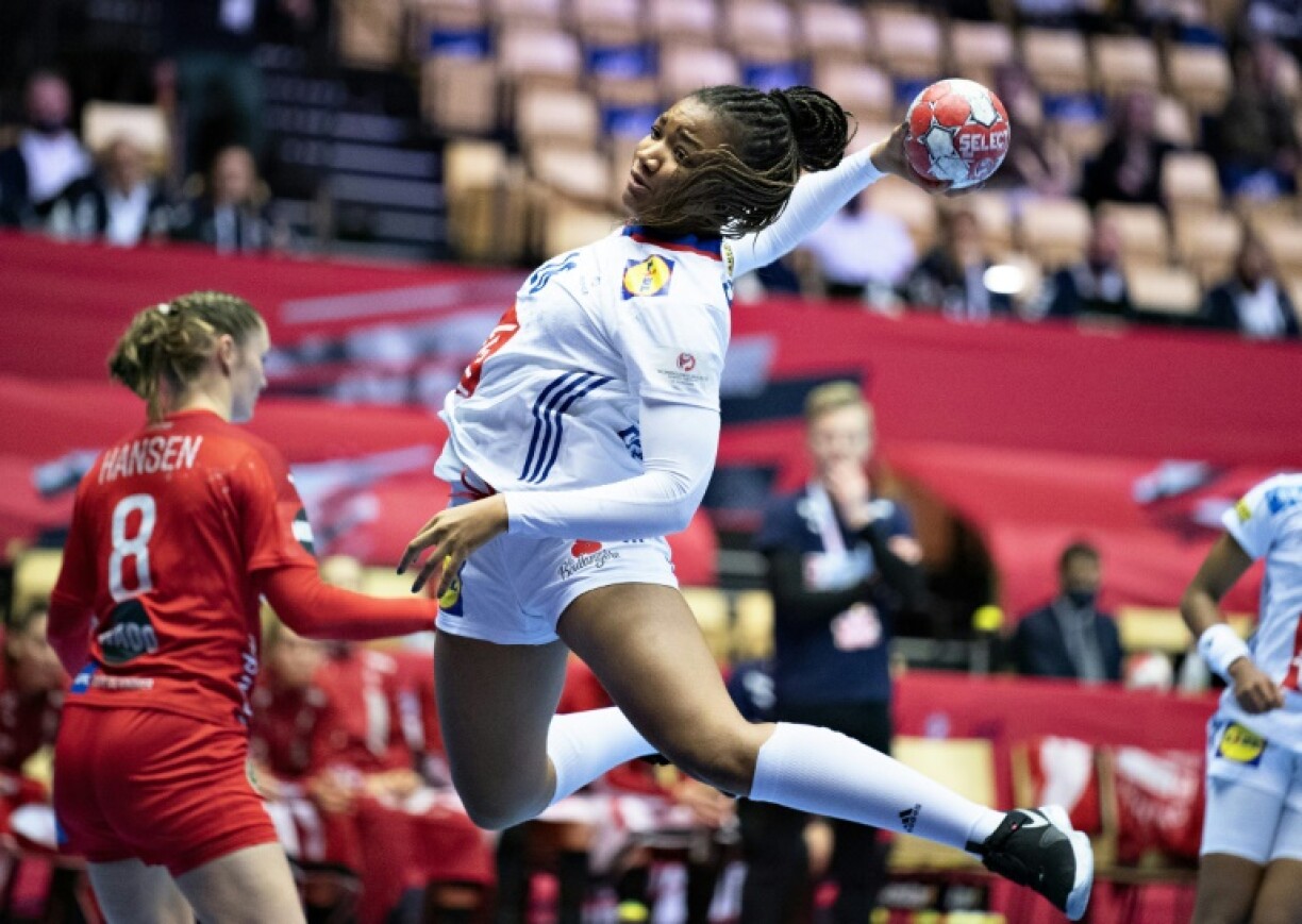 La pivot française Pauletta Foppa lors du match de groupes de l'Euro face au Danermark, à Herning, le 8 décembre 2020