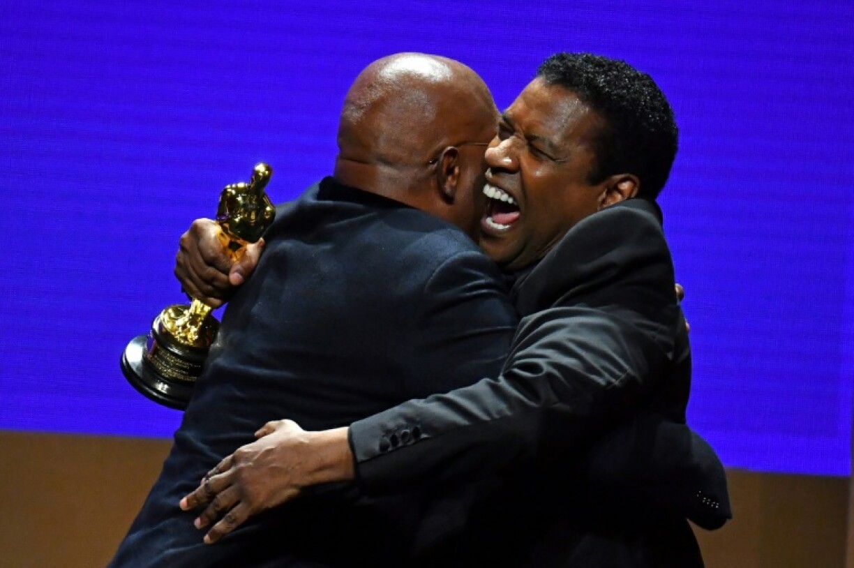 Denzel Washington remet un Oscar d'honneur à Samuel L. Jackson pour l'ensemble de sa carrière, le 25 mars 2022 à Hollywood, en Californie