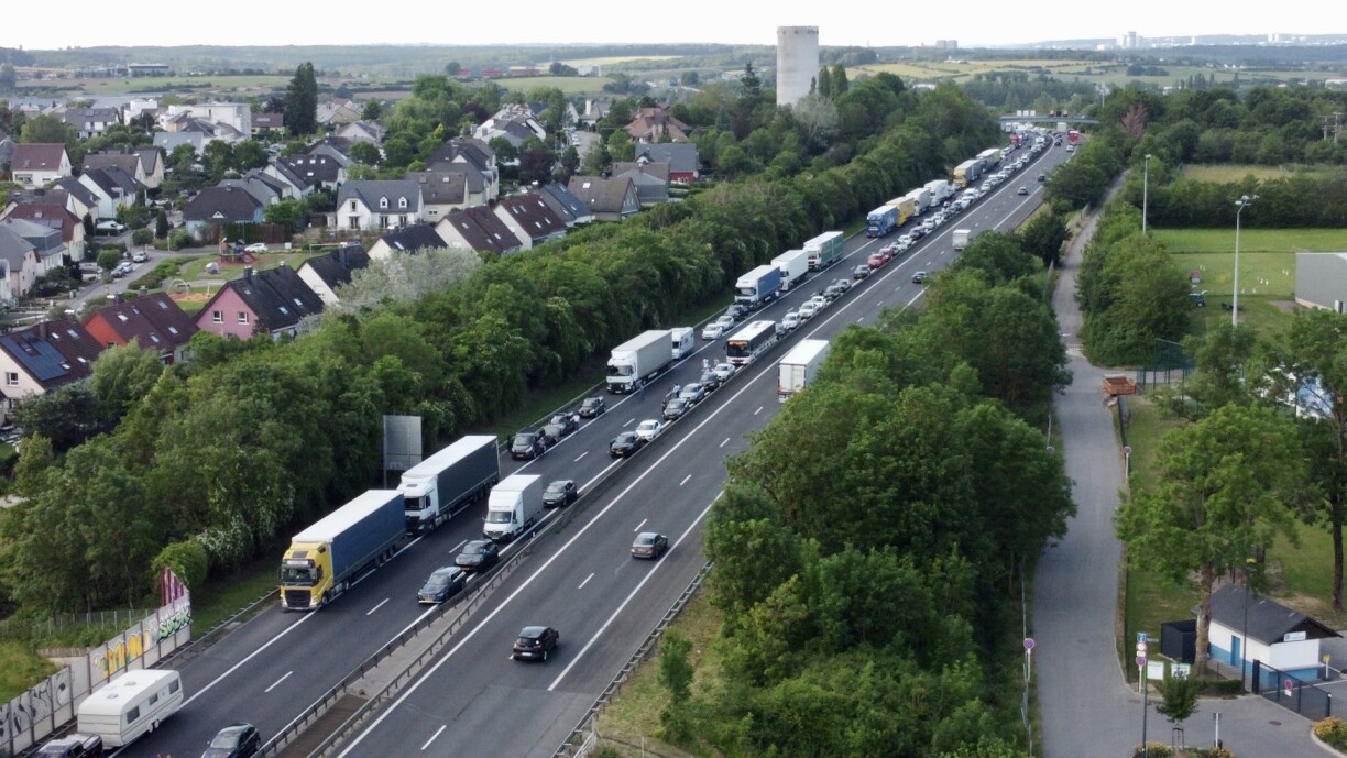 The tragic accident caused a gridlock on the motorway that lasted for almost three hours.