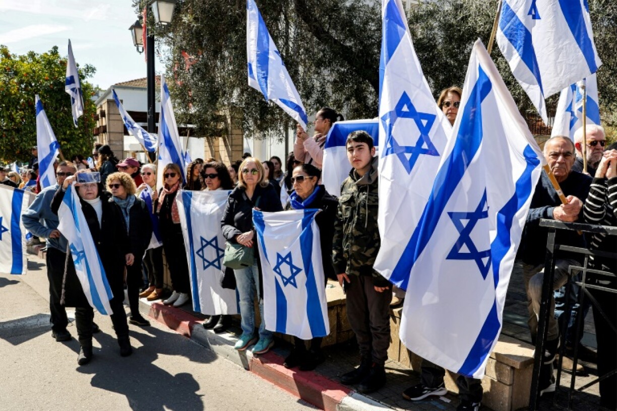 Sur le passage du cortège funèbre de l'otage israélien Oded Lifshitz, le 25 février 2025 à Rishon Le Zion, près de Tel-Aviv