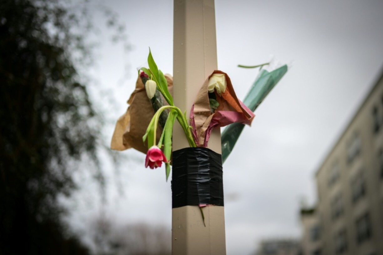 Des fleurs sur les lieux de l'agression mortelle de Quentin Deranque, le 16 février 2026 à Lyon
