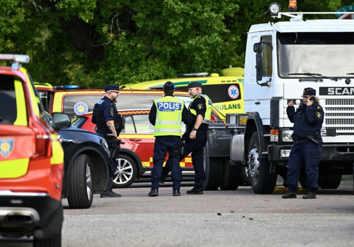 Des policiers sur les lieux où un agresseur armé d'une épée a blessé plusieurs personnes dans un lycée à Fagersta, dans le centre de la Suède, le 21 août 2026