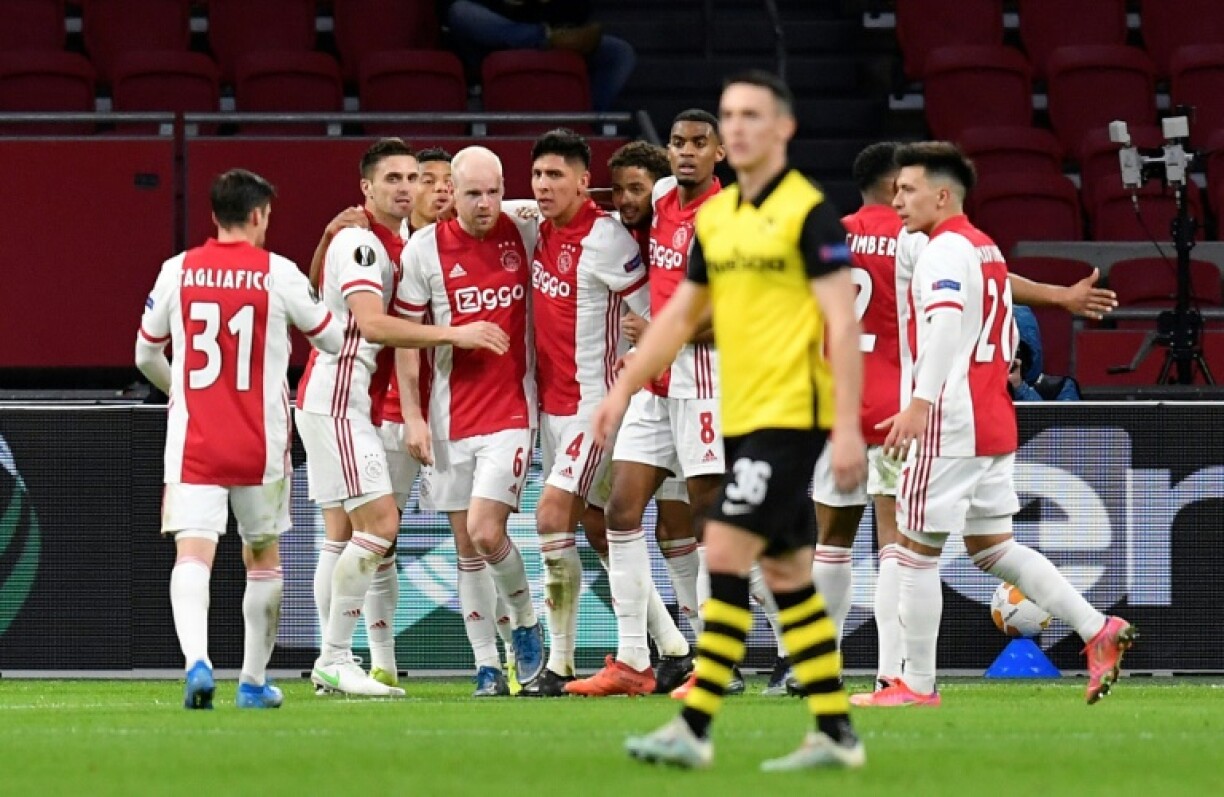 Le milieu de terrain de l'Ajax Amsterdam, Davy Klaassen (c), félicité par ses coéquipiers après son but marqué contre les Young Boys Berne, lors du match aller des 8es de finale de la Coupe de la Ligue Europa, le 11 mars 2021 à la Johan Cruyff Arena à Amsterdam