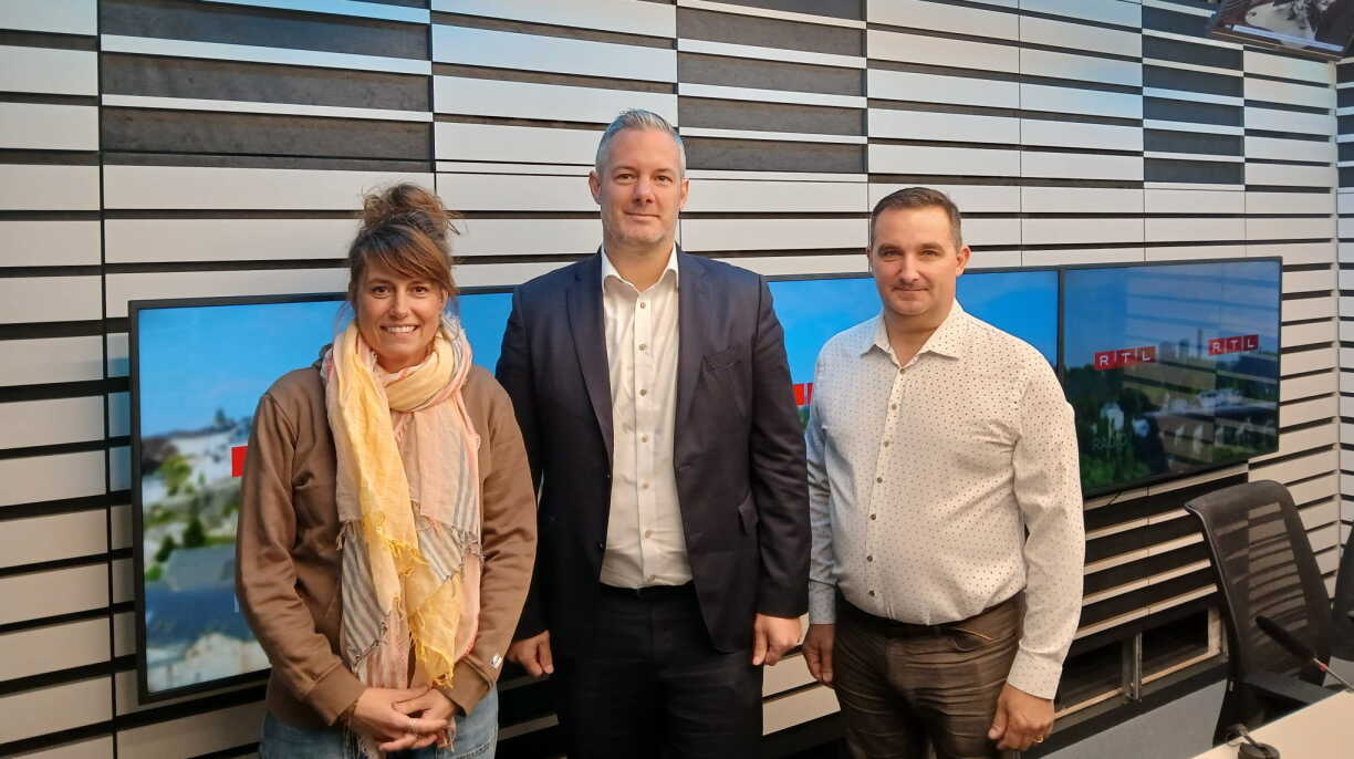 D'Patronne vun der Simonsbrauerei Betty Fontaine, den Horesca-Direkter Steve Martellini an den Depositaire Paul Ruppert.