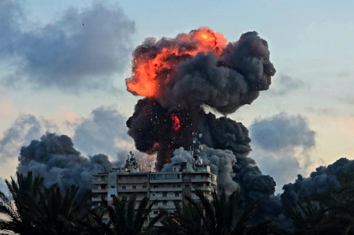 De la fumée s'échappe d'un bâtiment après une frappe israélienne à Tyr, dans le sud du Liban, le 28 mai 2026