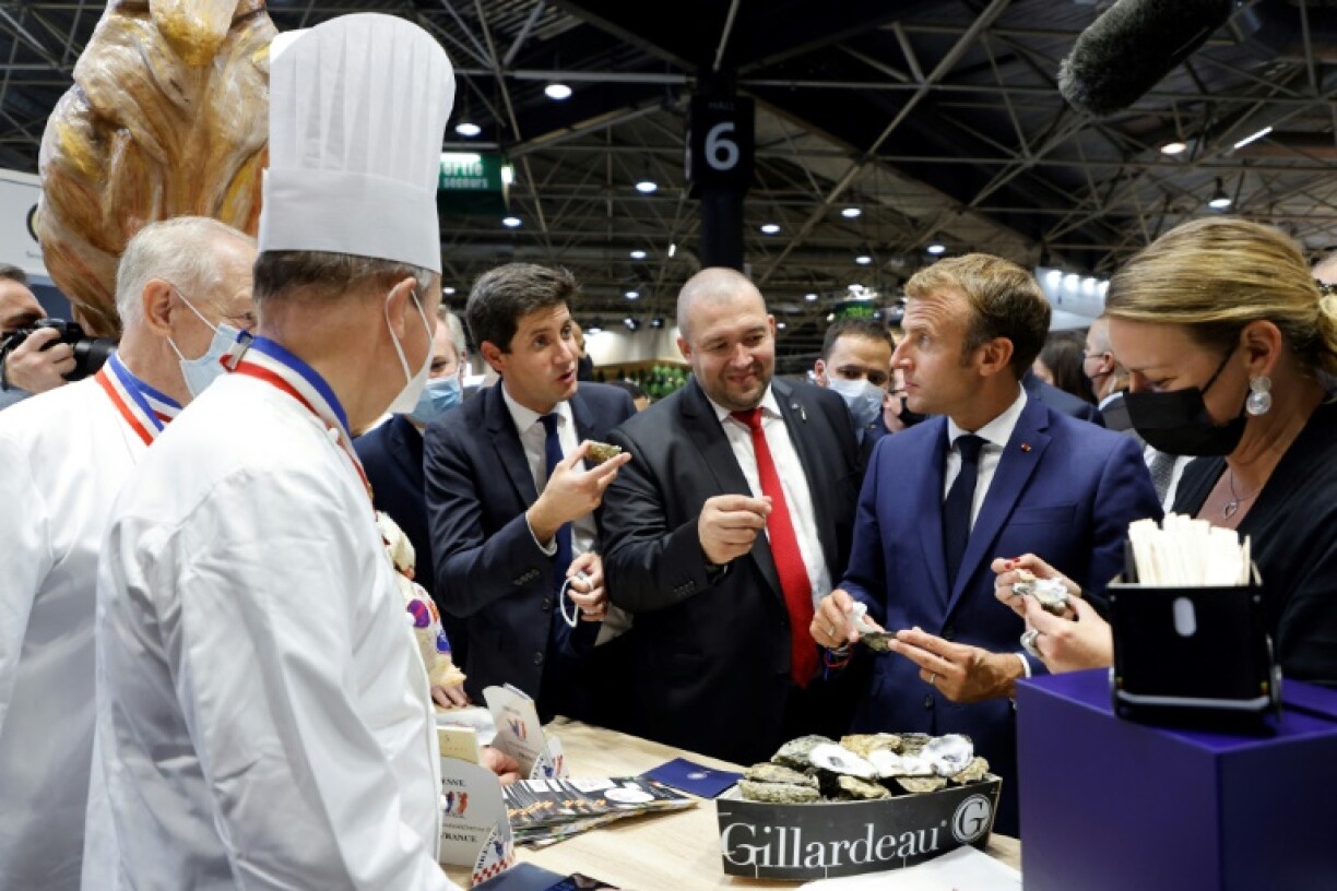 Julien Denormandie, alors ministre de l'Agriculture, le chef Guillaume Gomez et le président Emmanuel Macron dégustent les huîtres au concours gastronomique des Bocuse d'Or à Lyon, le 27 septembre 2021
